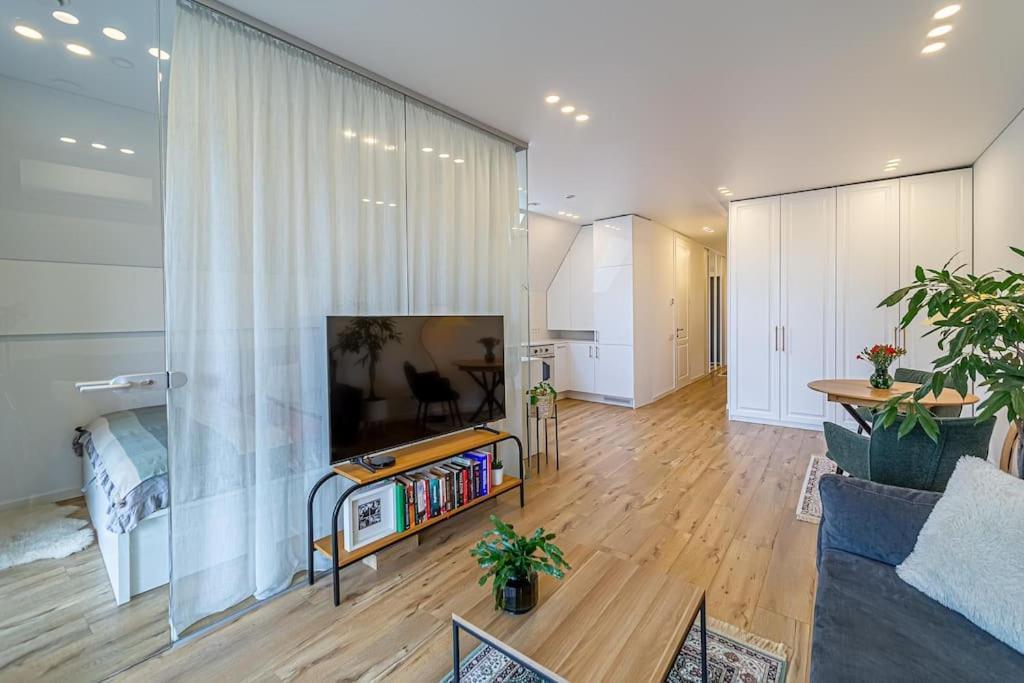 Sky Apartment With Free Parking And Balcony & Ac Kaunas Buitenkant foto