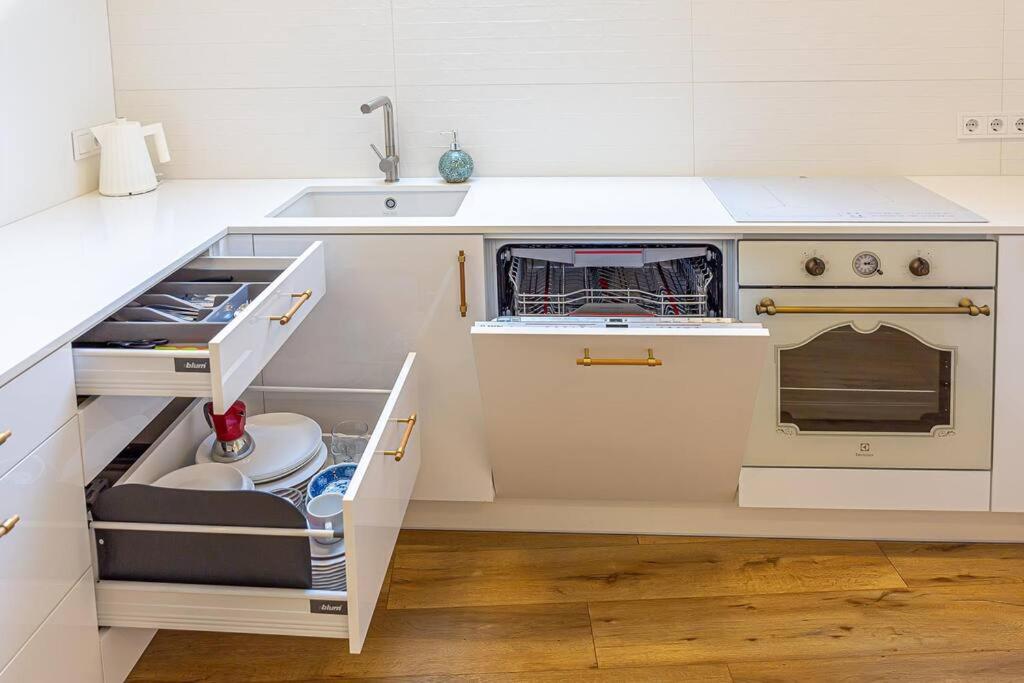 Sky Apartment With Free Parking And Balcony & Ac Kaunas Buitenkant foto